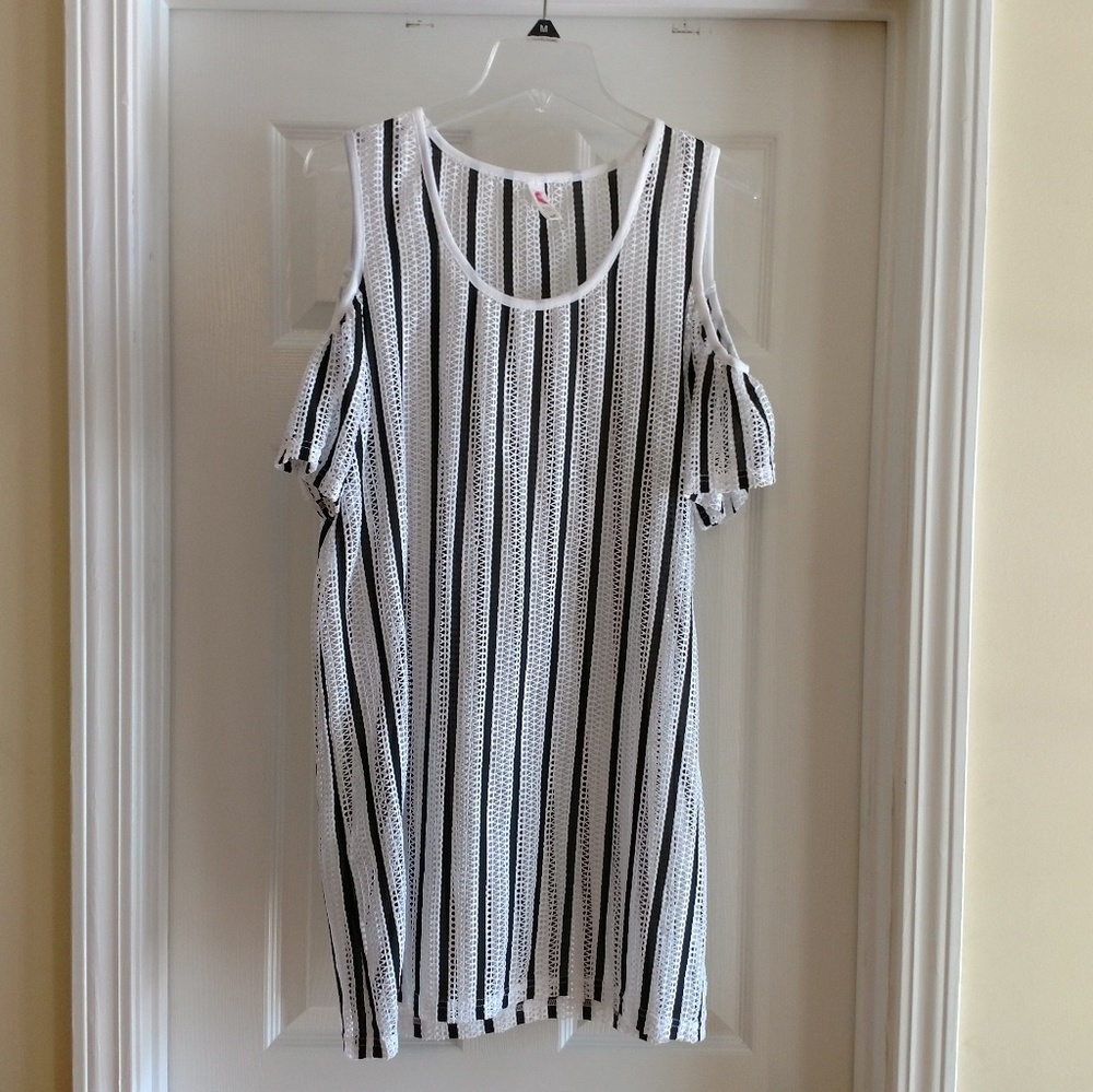 Black and White peek a boo shoulder top